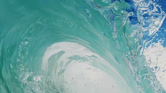 巨大的完美桶波POV，海浪打破了相机在加利福尼亚夏天的阳光浅沙滩上。慢动作在红龙上以300FPS的速度拍摄。视频素材
