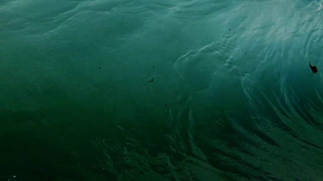 巨大美丽的波浪POV，当波浪打破相机在浅滩在加利福尼亚夏天的阳光。慢动作在红龙上以300FPS的速度拍摄。视频素材