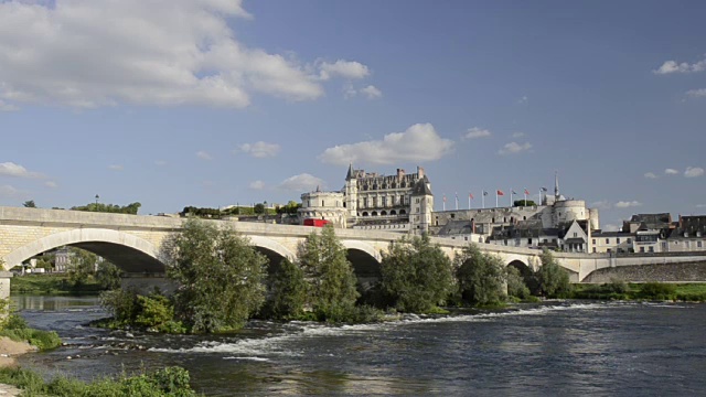卢瓦尔河沿岸的安波西桥和城堡视频素材