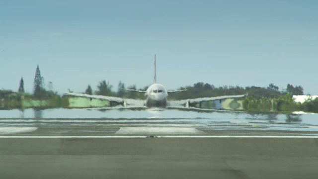 飞机从跑道起飞视频素材