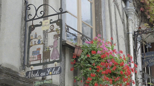 Amboise老城的商店标志视频下载