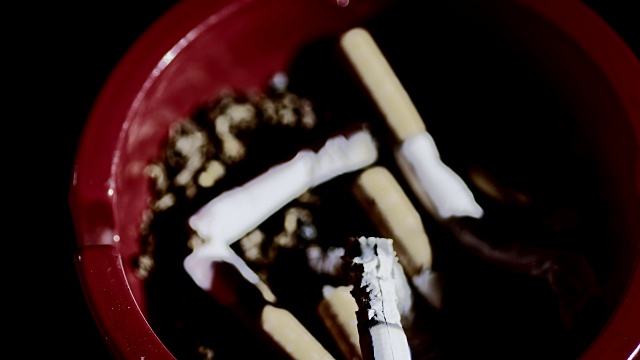 烟灰缸里的香烟视频素材