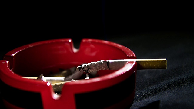 香烟在烟灰缸里燃烧视频素材