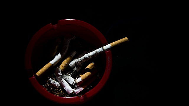 T/L 8K香烟在烟灰缸中燃烧视频素材