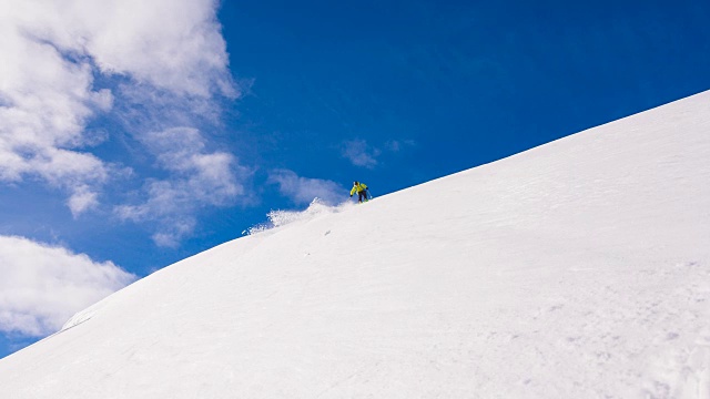 滑雪者骑着粉末雪视频素材