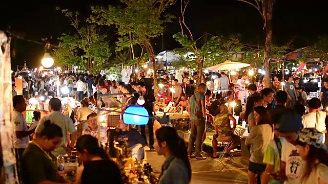 一群人在泰国夜市上醒来。视频下载