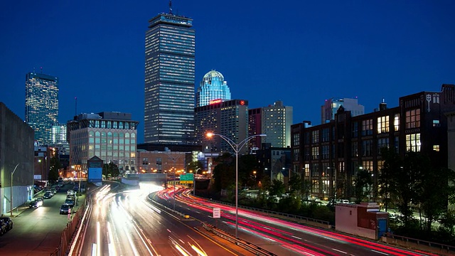 T/L ZI高速公路的交通和波士顿夜间的摩天大楼视频素材