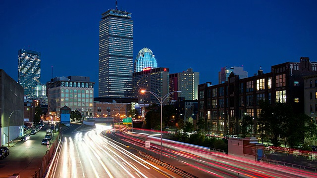 波士顿晚间的高速公路交通和摩天大楼视频素材