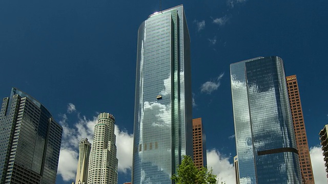 T/L ZO洛杉矶市中心的摩天大楼与云彩视频素材