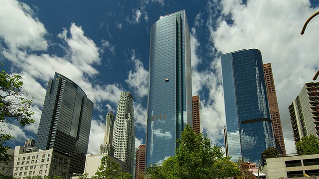 洛杉矶市中心云层密布的摩天大楼视频素材