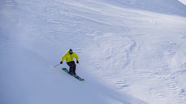 自由式滑雪者在山上骑刚落下的雪视频素材