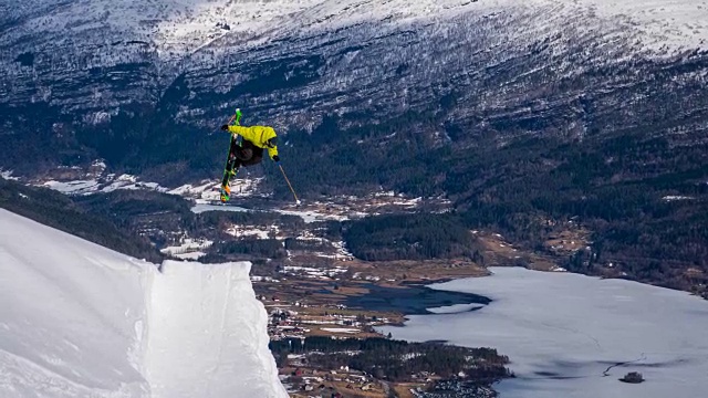 自由式滑雪者在刚落下的雪上表演360度旋转视频素材