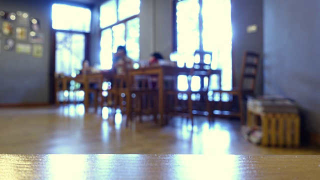 在咖啡馆或图书馆视频素材