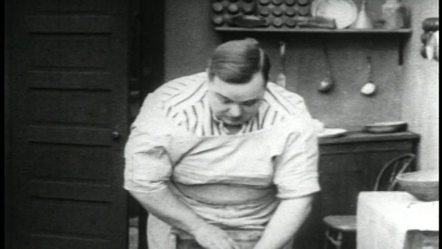 1915年B/W胖子(胖子阿巴克尔)用洗衣板洗衣服+看屏幕外的东西视频下载