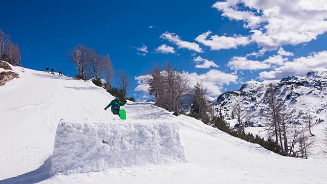 自由式滑雪运动员在雪上公园表演跳高特技视频素材
