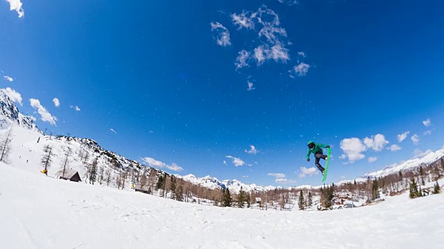 自由式滑雪板表演特技跳跃在雪上公园视频素材