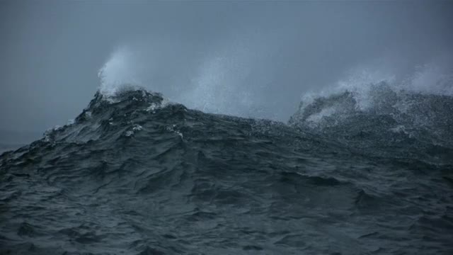 愤怒的海洋视频素材