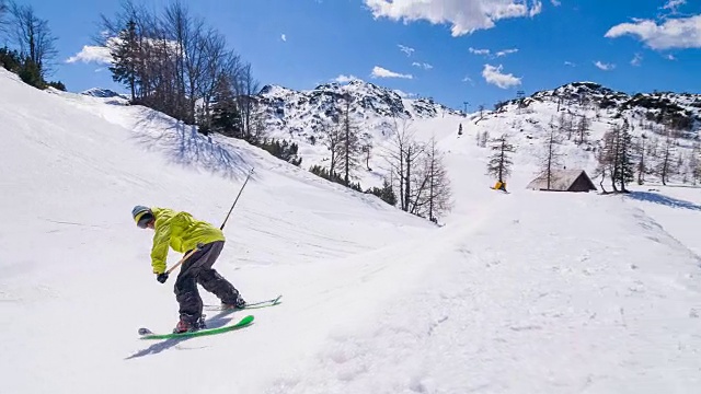 自由式滑雪运动员在雪场表演跳高特技视频素材