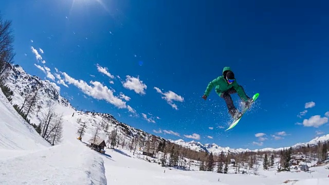 自由式滑雪运动员在雪上公园表演跳高特技视频素材