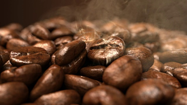 烘焙咖啡豆时冒出烟来视频素材