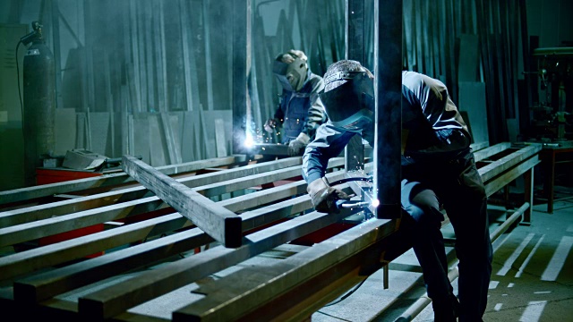 两个工人在一个车间焊接视频素材