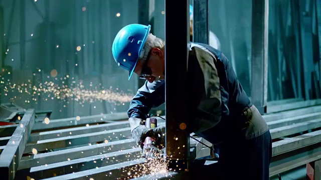 SLO MO DS工人打磨金属框架焊缝视频素材