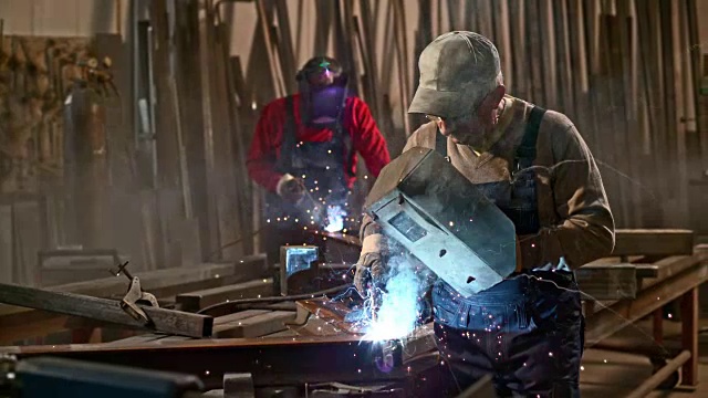 SLO MO DS Man在车间焊接视频素材