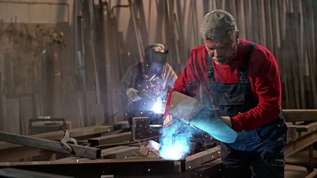 SLO MO DS男焊工在金属结构上工作视频素材