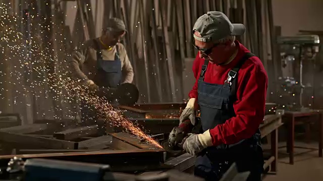 两个切割金属的男工人视频素材