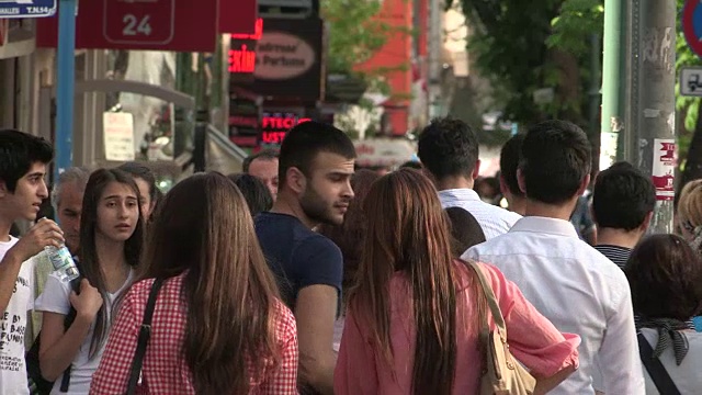 土耳其安卡拉的行人和购物者视频素材