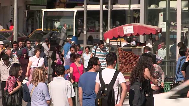 土耳其安卡拉，等待过马路的行人视频素材