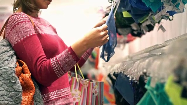 女人买内衣。视频下载