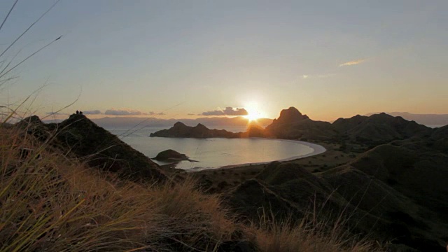以山和海为背景的科莫多群岛的日落视频素材