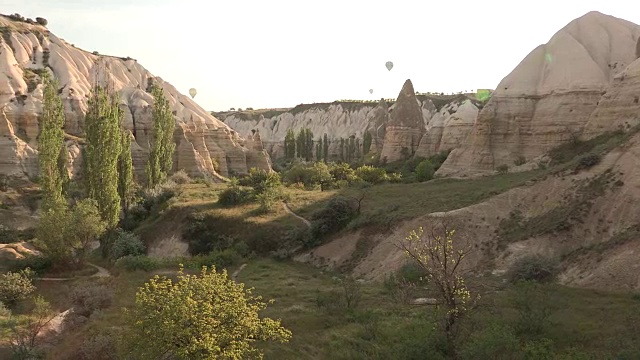 进入土耳其卡帕多西亚的峡谷视频素材