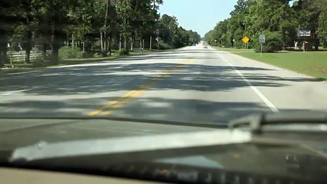 开车。交通工具。透过汽车挡风玻璃观看。在德州高速公路上行驶。视频素材