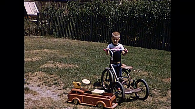 1957年夏天，祖母骑儿童三轮车视频下载