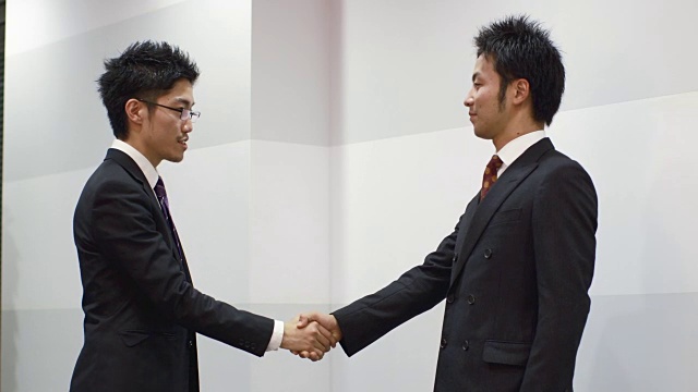 日本商人握手鞠躬/东京视频素材