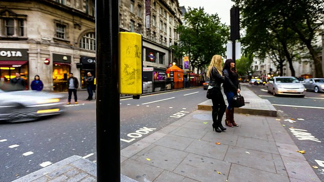 伦敦霍尔本繁忙十字路口的时间流逝视频素材