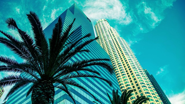 洛杉矶市中心的棕榈树和摩天大楼在第五和figuourea时光流逝视频素材