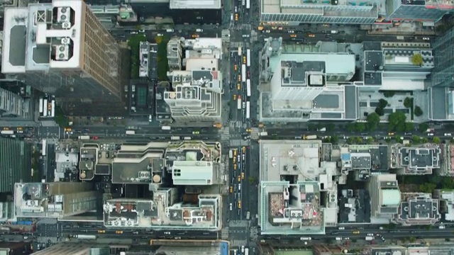 鸟瞰图看海峡在曼哈顿市中心的街道和建筑物在纽约视频下载