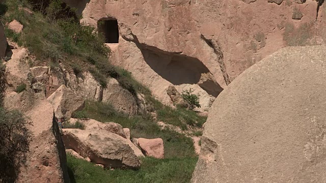 土耳其卡帕多西亚的两块岩石之间视频素材