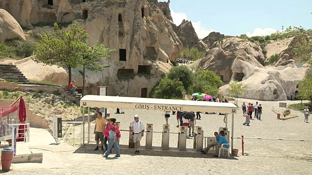 游客在土耳其卡帕多西亚的入口处视频素材