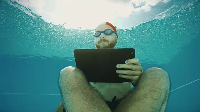 工作狂在水下用手机和平板电脑视频素材