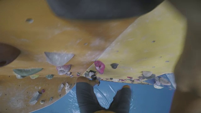 男子攀登和抱石pov视频素材