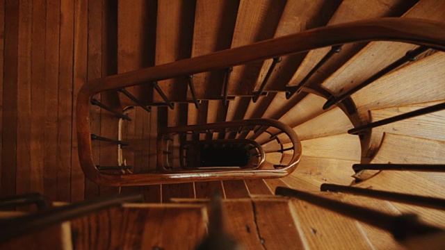 旋转木楼梯视频素材