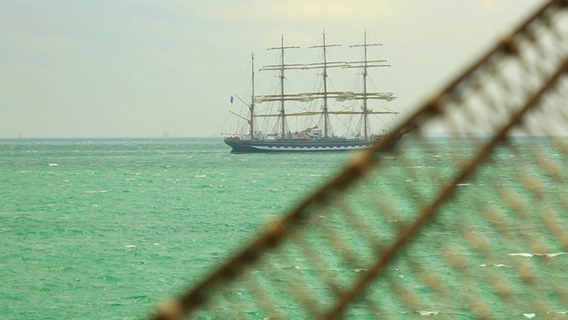 海上的旧帆船视频素材