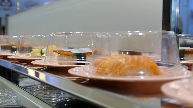 火车上的寿司视频素材