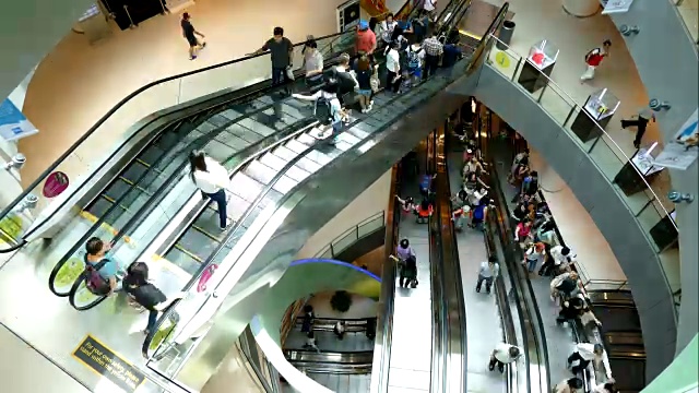 拍摄购物中心里的人们视频下载