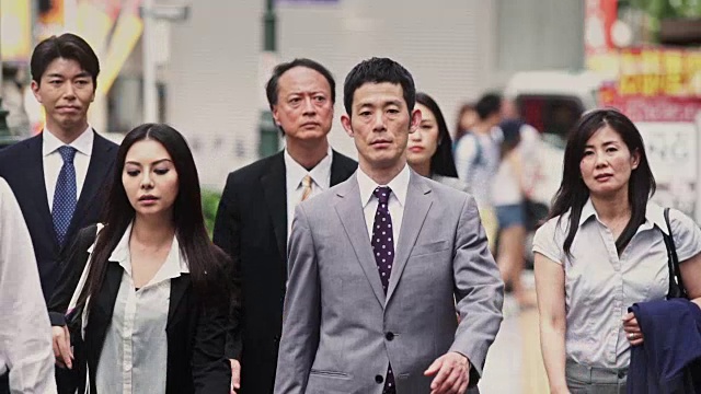 一组日本专业人士走向相机视频素材