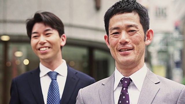 两个微笑的西装革履的日本男人视频下载